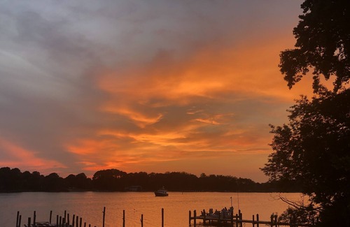 Reedville House | The Rock cottage is on the water in the heart of Reedville with a boat dock