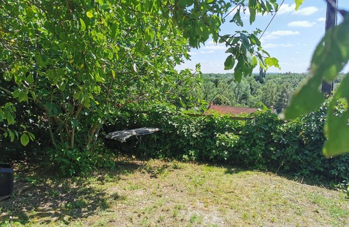 Auvers-sur-Oise House | The Roses Cottage Overlooking the valleynguest house and garden