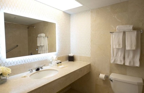 Roslyn Hotel | The Roslyn, Tapestry Collection by Hilton - One King Bed #5
