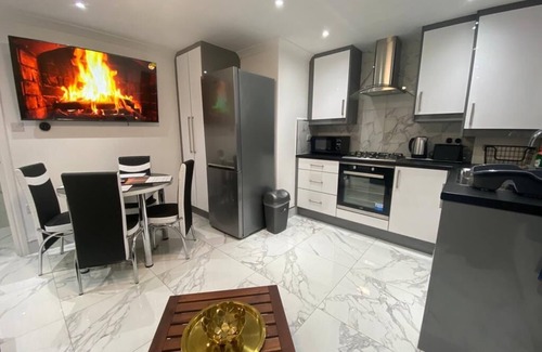 Townfield Apartment | THE ROYAL BOUTIQUE OXFORD LODGE by LONDON HEATHROW SLEEP 6