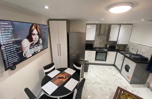 Townfield Apartment | THE ROYAL BOUTIQUE OXFORD LODGE by LONDON HEATHROW SLEEP 6