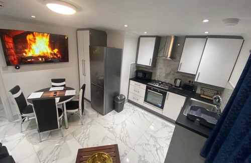 Townfield Apartment | THE ROYAL BOUTIQUE OXFORD LODGE by LONDON HEATHROW SLEEP 6