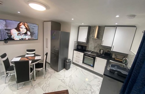 Townfield Apartment | THE ROYAL BOUTIQUE OXFORD LODGE by LONDON HEATHROW SLEEP 6