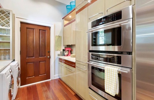 Bahama Village House | *THE ROYAL COMPOUND @ THE ANNEX* Lush Estate & Pool + LAST KEY SERVICES.