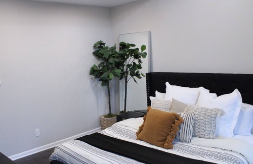 Pen Lucy House | The Royal Palace w/deluxe king suite
