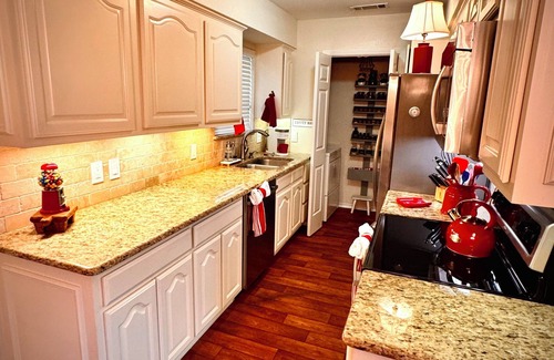 McKinney House | The Rustic Chandelier- 3 bedrooms 2 1/2 baths, full kitchen, 4 TV's and WIFI