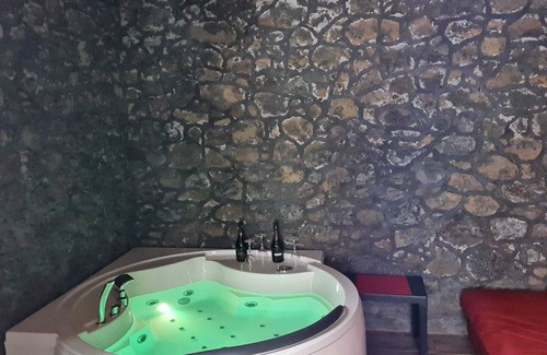 Santa Tecla Apartment | THE RUSTIC POZZILLO HOUSE WITH ADJACENT COTTAGE IDEAL FOR 15 PEOPLE