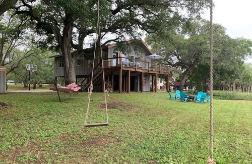 Brazoria House | The Rustic Retreat on the San Bernard River
