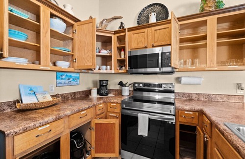 Crescent Beach House | The Sandpiper King Bed 5 Min Walk to Beach!