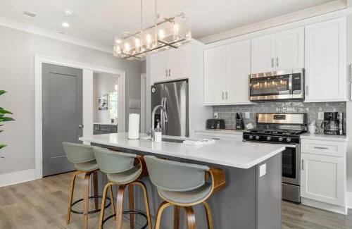 Cannonborough Elliotborough Apartment | The Santee Suite at 122 Spring