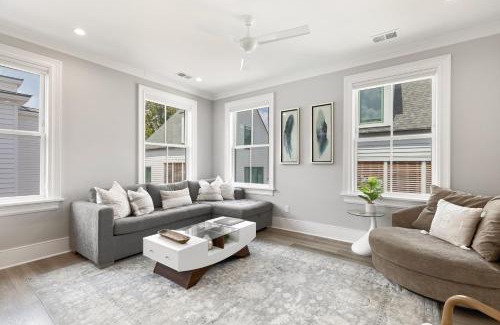 Cannonborough Elliotborough Apartment | The Santee Suite at 122 Spring