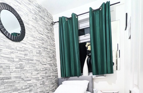 Loxford Hotel | The Saxon Rooms