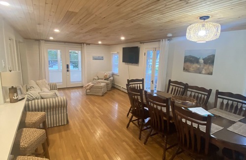 Old Orchard Beach Apartment | The Sea Breezy vacation house, unit #1, sleeps 8. 5 min walk to the beach!