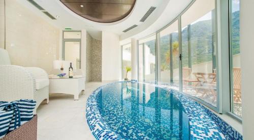 Donji Morinj Apartment | The Seaside Gem