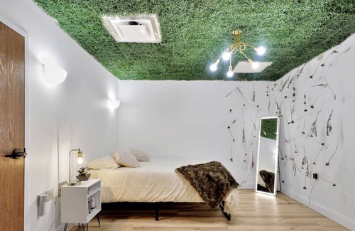 Champaign Apartment | The Secret Garden - Room 4