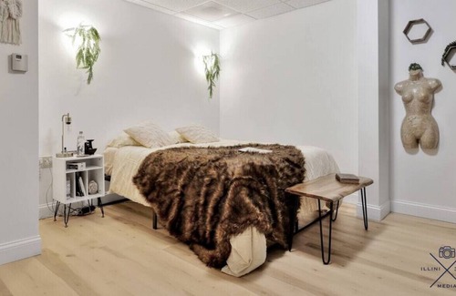 Champaign Apartment | The Secret Garden - Room 5