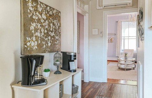 Staunton Apartment | The Serendipity Suite: Walk Downtown!