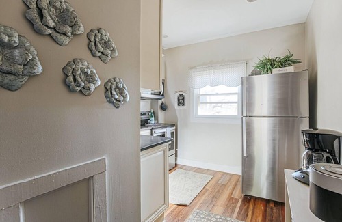 Staunton Apartment | The Serendipity Suite: Walk Downtown!