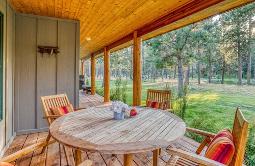 Oregon Water Wonderland Cabin | The Settle Inn Riverfront Retreat
