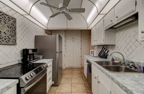 Holly Hill House | The Shark Shack, Huge Yard, Pet-Friendly, Ping Pong & Parking