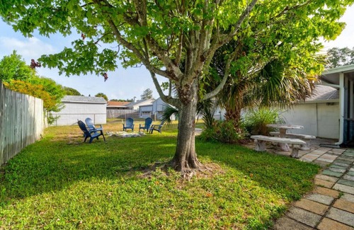 Holly Hill House | The Shark Shack, Huge Yard, Pet-Friendly, Ping Pong & Parking