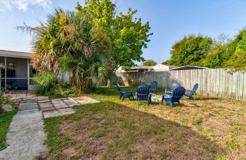Holly Hill House | The Shark Shack, Huge Yard, Pet-Friendly, Ping Pong & Parking