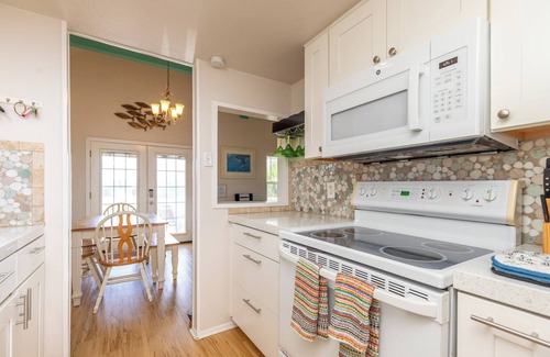 Port Aransas House | The Shell House | Private Pool | Pet Friendly