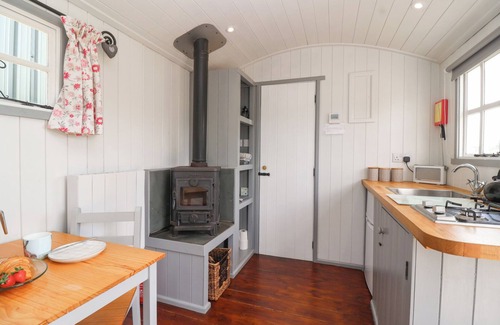 Nettleton Cottage | THE SHEPHERDS HUT, romantic, with a garden in Nettleton