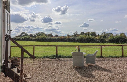 Nettleton Cottage | THE SHEPHERDS HUT, romantic, with a garden in Nettleton