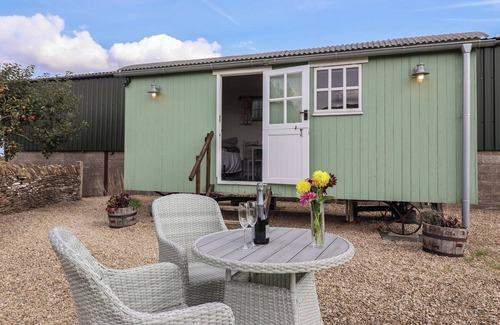 Nettleton Cottage | THE SHEPHERDS HUT, romantic, with a garden in Nettleton