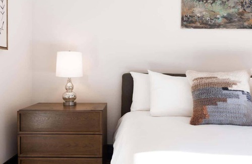 Bisbee Hotel | The Signature King with Mountain Views