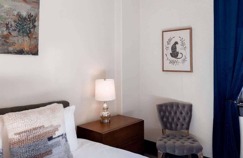 Bisbee Hotel | The Signature King with Mountain Views