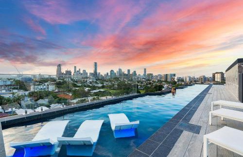 East Brisbane Apartment | The Sinclair - Luxury Brisbane Apartment near The Gabba with Rooftop Pool, 3 Bedrooms & City Views