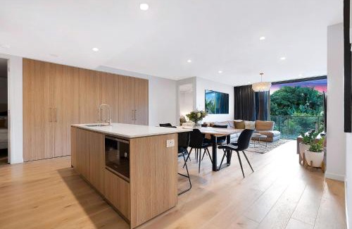 East Brisbane Apartment | The Sinclair - Luxury Brisbane Apartment near The Gabba with Rooftop Pool, 3 Bedrooms & City Views