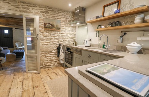 Minchinhampton Cottage | THE SNUG NO 35 WEST END, pet friendly in Minchinhampton