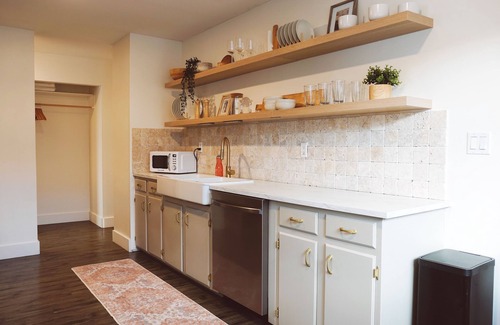 Fort St. John House | The Soleil HousenModern 3 Bedroom House + King Size Bed