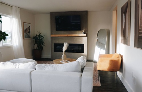 Fort St. John House | The Soleil HousenModern 3 Bedroom House + King Size Bed
