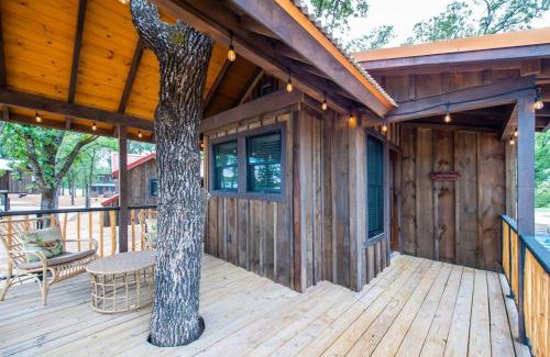 Elm Mott Other | The Sparrow Treehouse 15 MIN to Magnolia Baylor