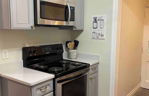 Macon Cottage | The Speakeasy Cottage, renovated midtown, quiet