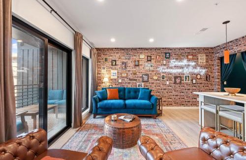 Downtown Nashville House | The Speakeasy Walk to Broadway Parking Pool
