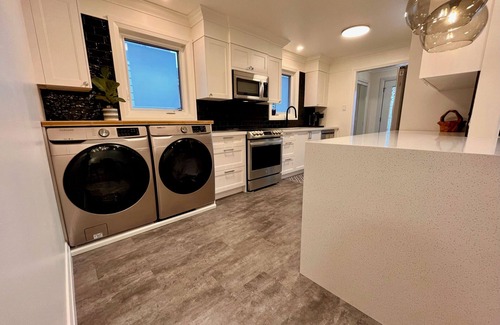 Brampton House | The Split - A Chic and Comfortable Pad to Work or Play - Family and Pet Friendly