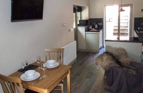 Ross-on-Wye Cottage | THE STABLE, character holiday cottage, with hot tub in Deepdean