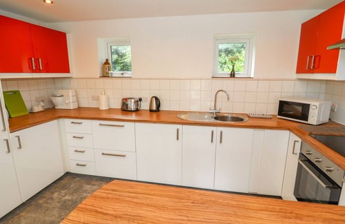 Norley Cottage | THE STABLES, family friendly, with a garden in Norley