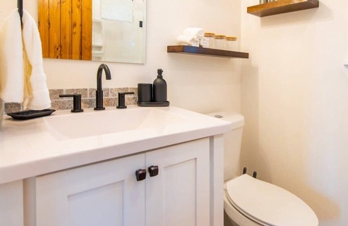 Elm Mott RV Rental | The Starling Treehouse 15 MIN to Magnolia & Baylor