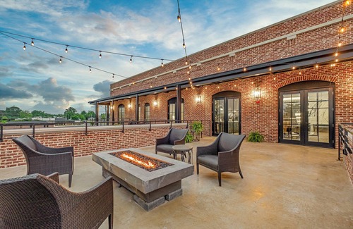Cullman Hotel | The Steeples Suite | 5 Minutes from I65 | In the heart of Cullman