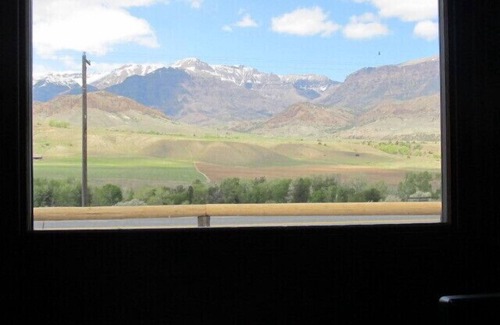 Wapiti Cabin | The Stewart - Cabin with Mountain views, Close to Yellowstone
