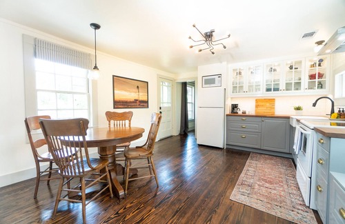 Granbury House | The Stone Cottage - Next to square, beach & more!