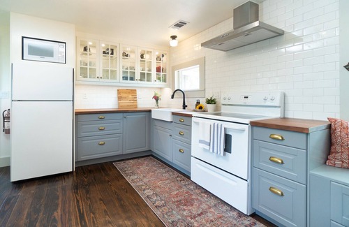Granbury House | The Stone Cottage - Next to square, beach & more!
