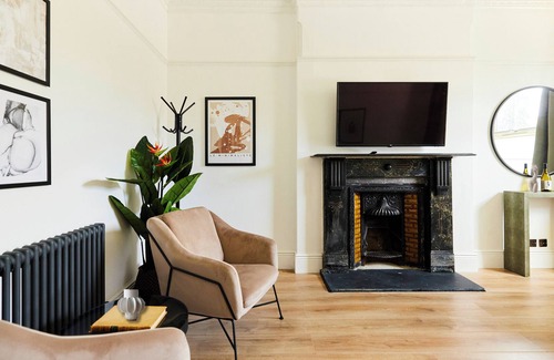 St. Leonard's Apartment | The Streatham Escape - Fascinating 2bdr Flat