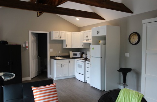 Blind Bay Cabin | The Studio Is A Modern Comfy Studio Style Cabin Great For Couple Get Away.